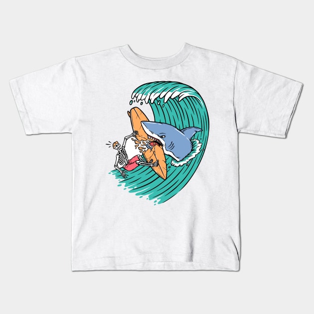 The shark attacks surfers Kids T-Shirt by Dawaly